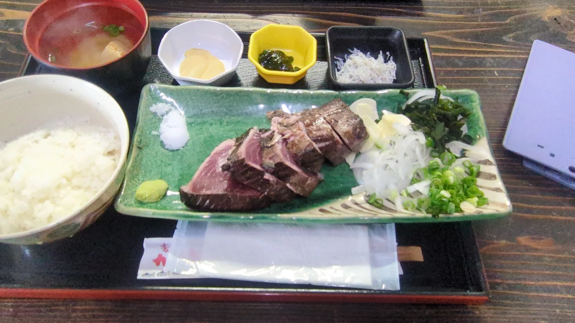 Katsuo no tataki served with salt, ponzu, garlic and sliced onion in Kochi