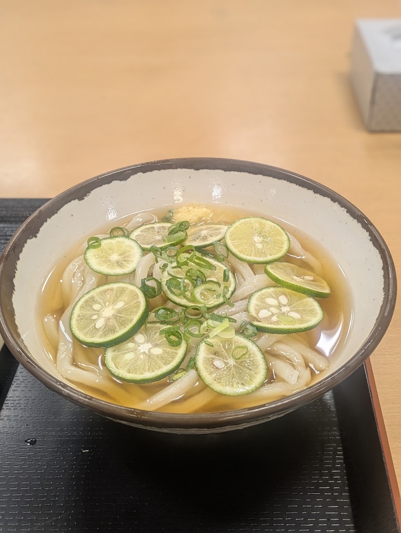 Cold udon topped with thin slices of sudachi citrus and green onions