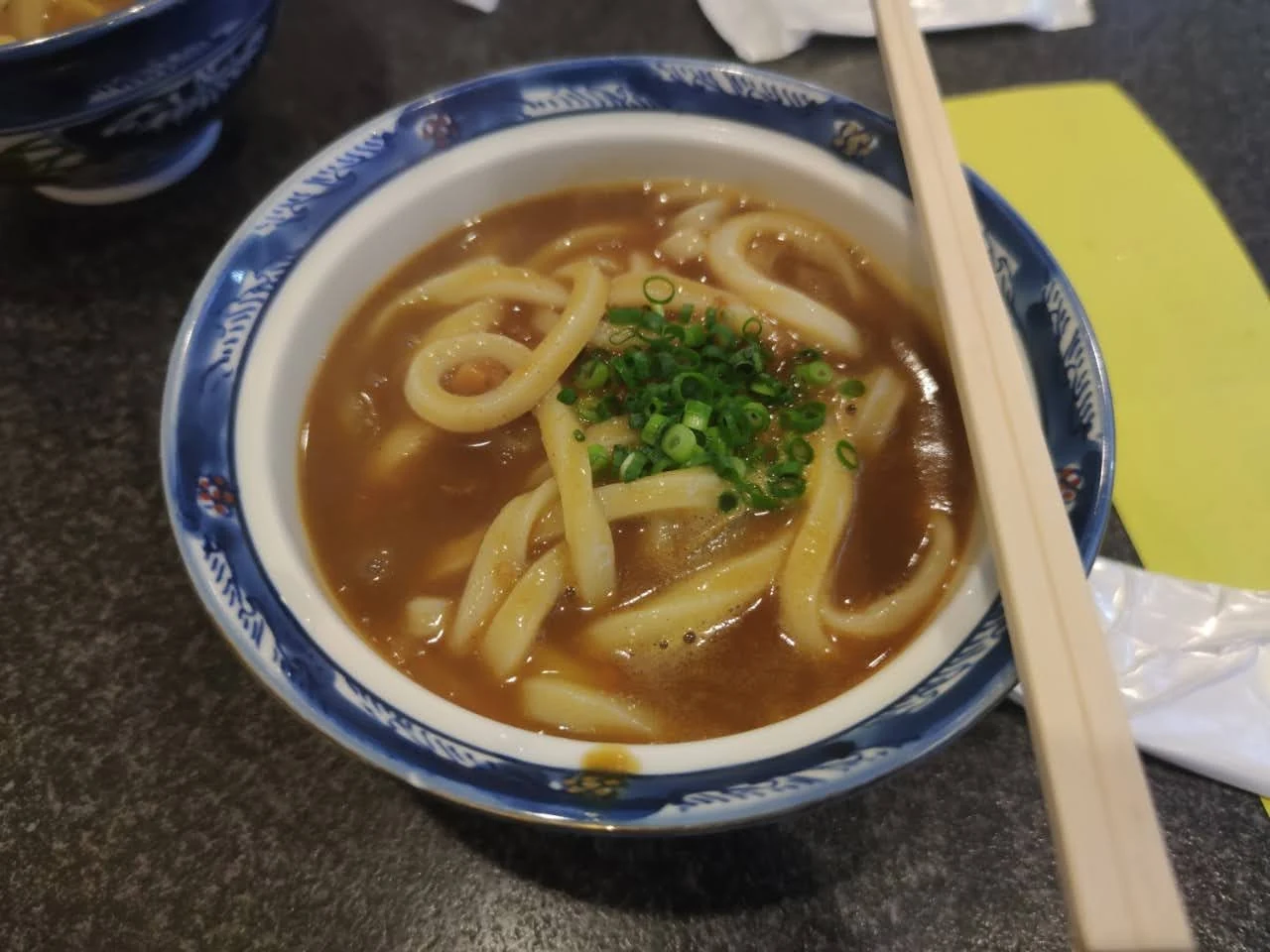 Dashi-forward curry udon topped with green onions