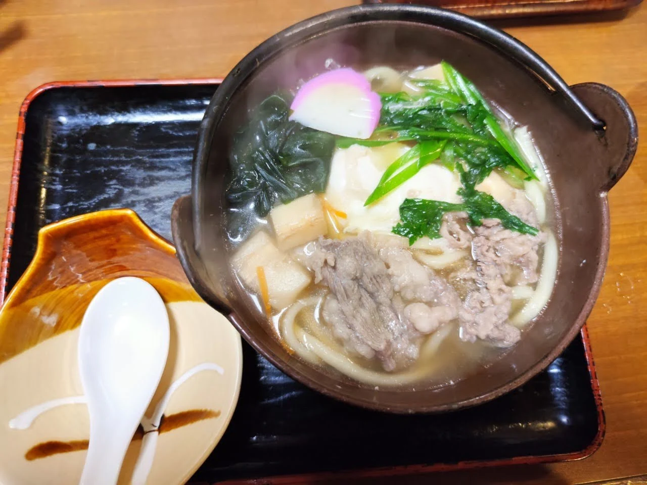 Nabeyaki udon with meat, tofu, vegetables and fish cake