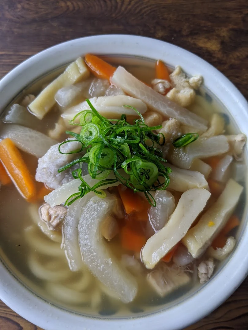 Shippoku udon with root vegetables, meat and green onions