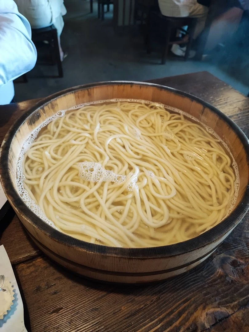 Warm tarai udon served in a large wooden tub